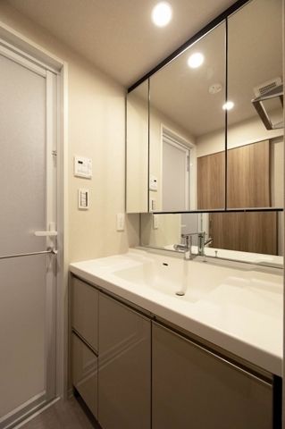 洗面設備　写真は同タイプ住居です。