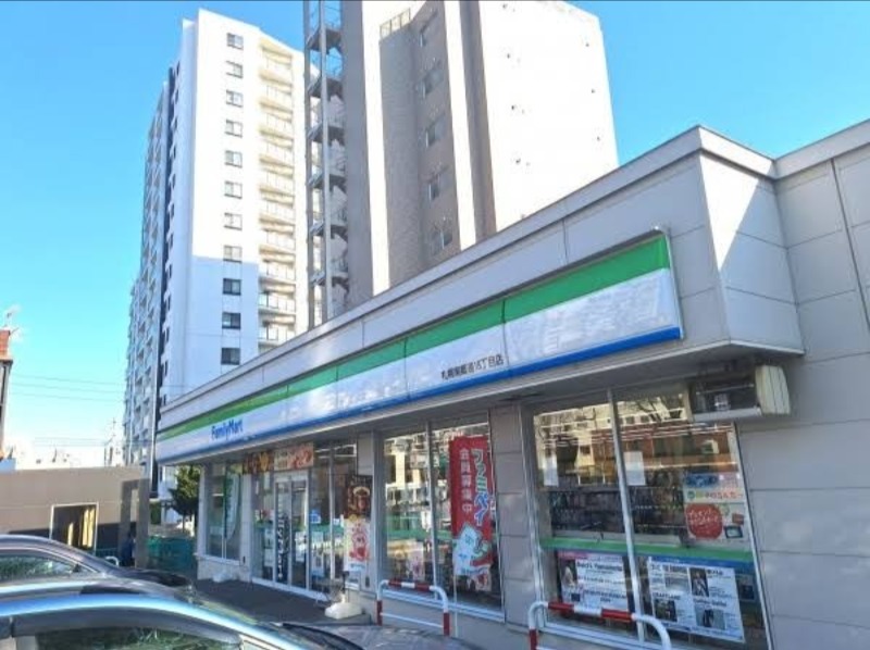 コンビニ　ファミリーマート地下鉄南郷18丁目駅前店（コンビニ）まで564m