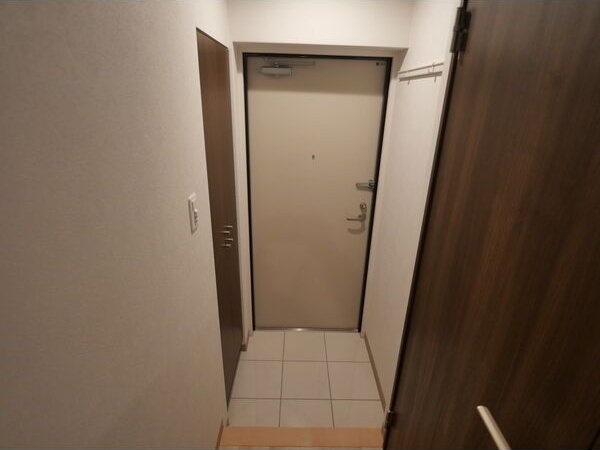 玄関　※写真は同じマンションの違う部屋のものになります。