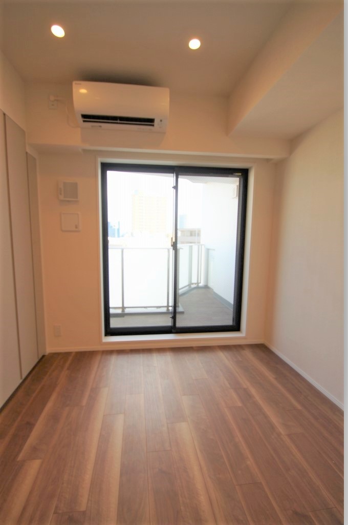 居室・リビング　落ち着いた色の床材を使用したお部屋です。
