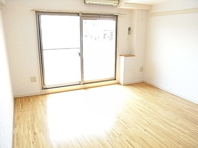 居室・リビング　白を基調とした明るいお部屋