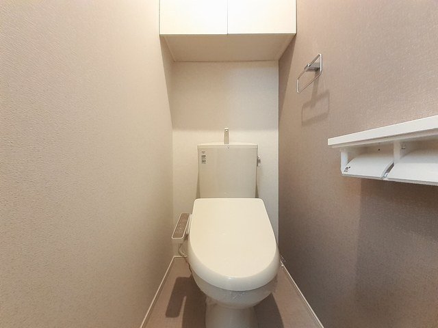 トイレ　落ち着いた色調のトイレです