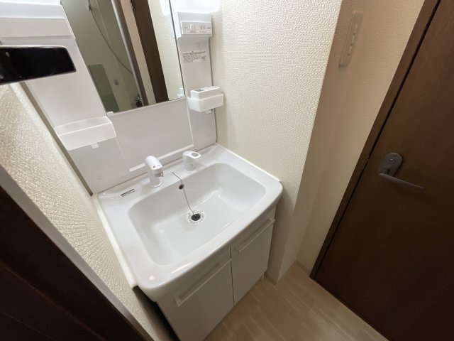 洗面設備　明るい洗面所です