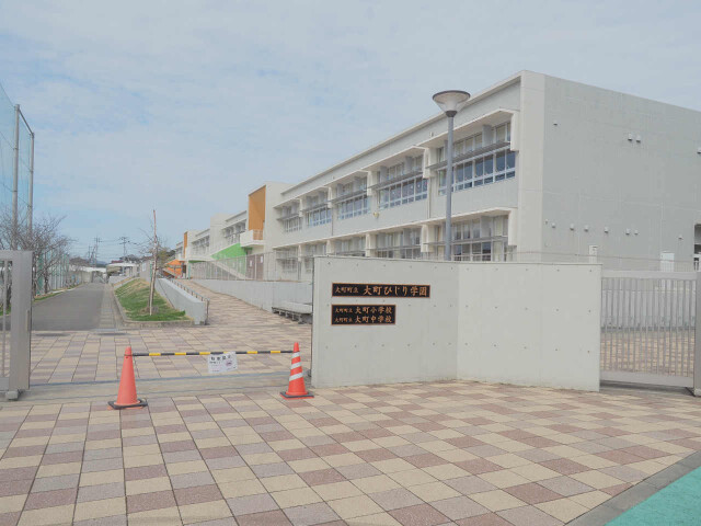 中学校　大町町立小中一貫校大町ひじり学園中学部（中学校）まで408m