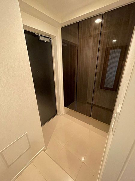 玄関　写真は同タイプ住居です。