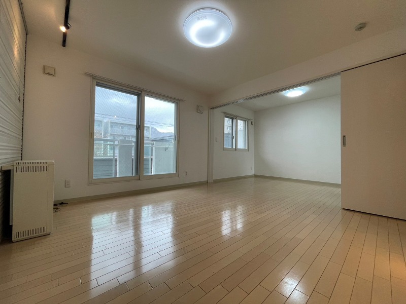 居室・リビング　広くてキレイなお部屋が広がっていて、充実した生活が送れそう。