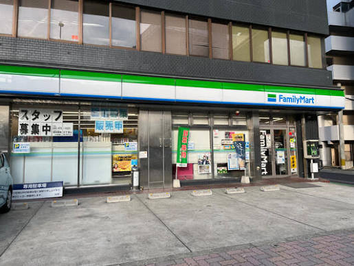 コンビニ　ファミリーマート博多堅粕3丁目店（コンビニ）まで239m