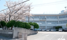 小学校　粕屋町立粕屋西小学校（小学校）まで835m