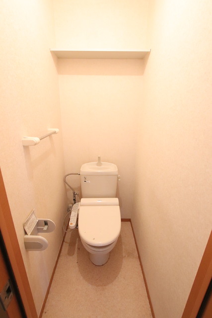 トイレ　温水洗浄便座付きのトイレです♪