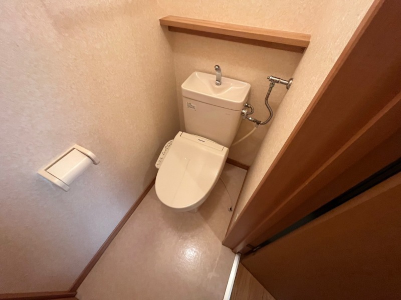 トイレ　シャワートイレになっているので快適です！
