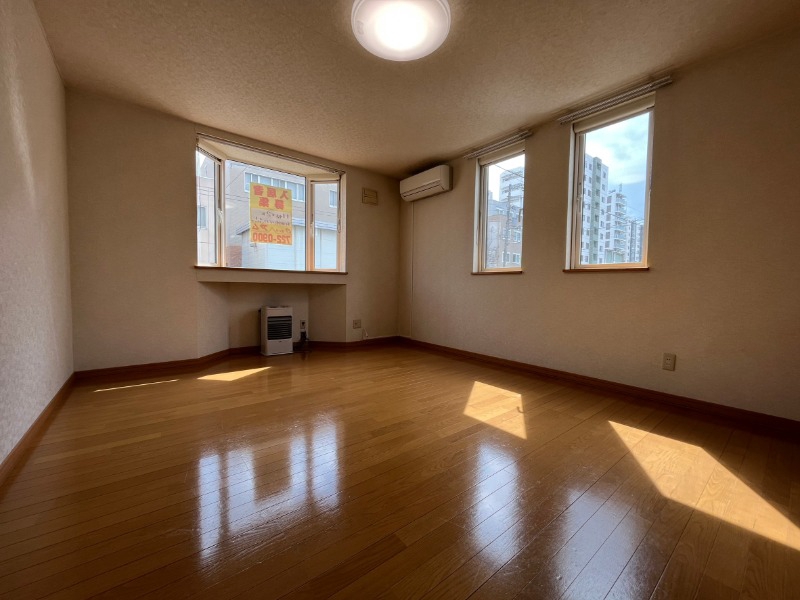 その他部屋・スペース　木目のフローリングは落ち着きのある印象のお部屋になりますね。