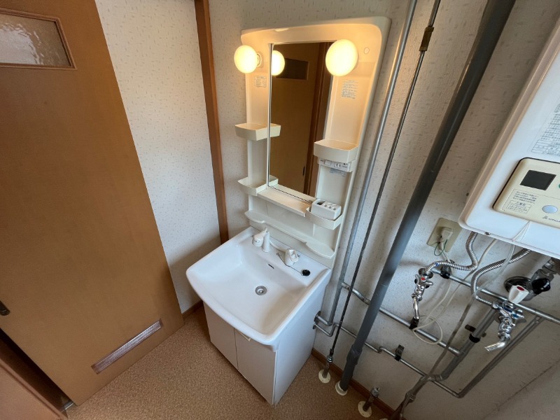 洗面設備　独立洗面台です。大きくてよいですね。シャンプーもできます！