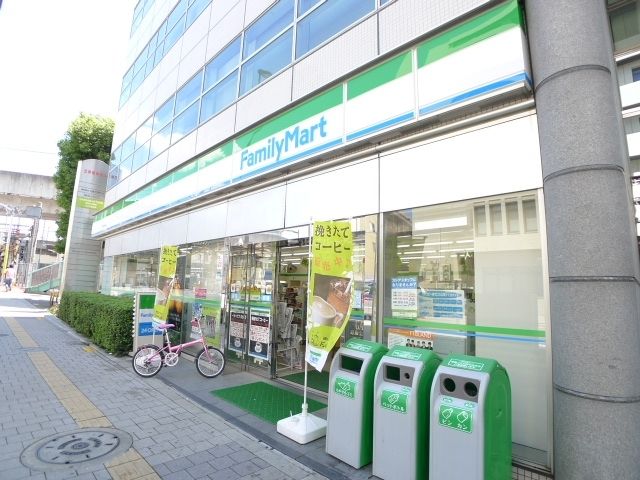 コンビニ　ファミリーマート千住警察署前店（コンビニ）まで180m