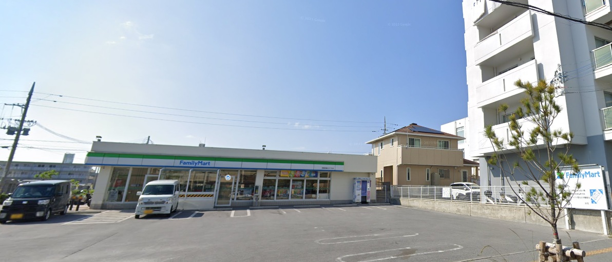 コンビニ　ファミリーマート那覇真嘉比三丁目店（コンビニ）まで435m