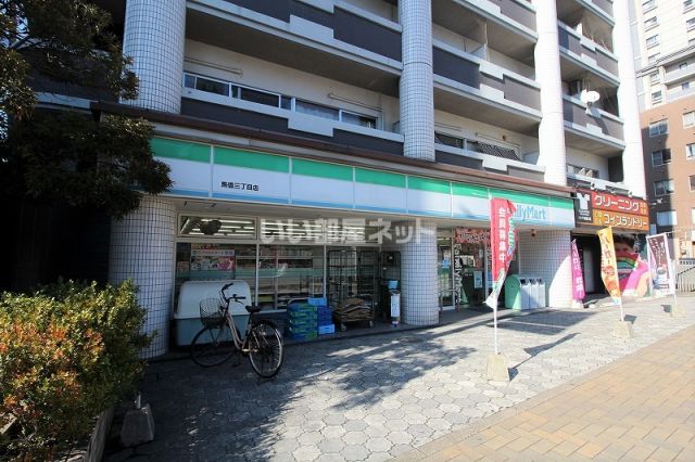 コンビニ　ファミリーマート　馬借三丁目店（コンビニ）まで321m