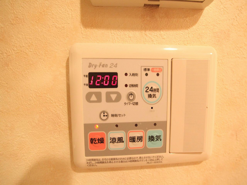 その他設備　浴室暖房乾燥機付き