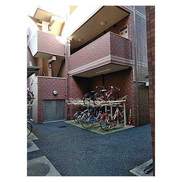 その他　建物裏側駐輪場