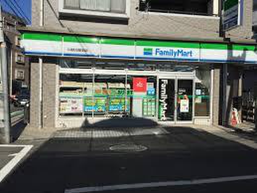 コンビニ　ファミリーマート 小浦杉田駅前店（コンビニ）まで388m