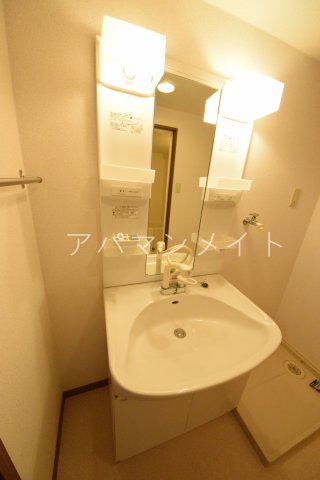 洗面設備　明るい洗面所です