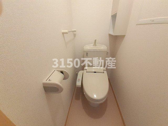 トイレ　落ち着いた色調のトイレです