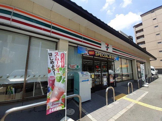 コンビニ　セブンイレブン京都西大路八条北（コンビニ）まで180m