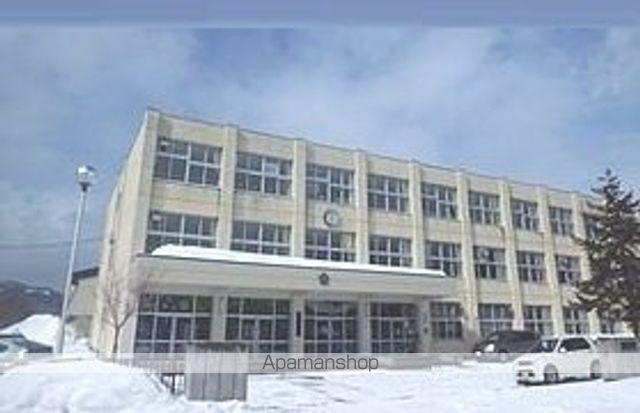 中学校　西岡中学校（中学校）まで540m