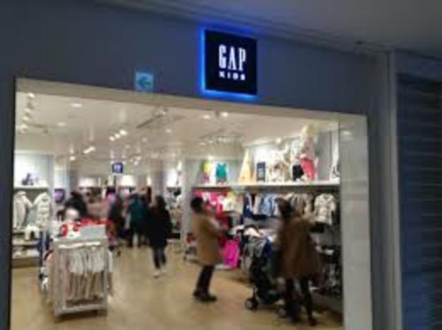 ショッピングセンター　GAPストアグランフロント大阪店（ショッピングセンター）まで932m