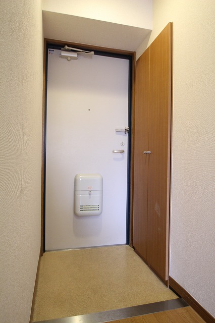 玄関　同物件別号室の写真です。