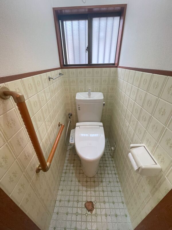 トイレ　落ち着いた色調のトイレです