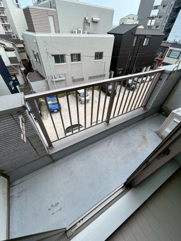 バルコニー　バルコニーからの眺めを楽しみながら食事をしませんか