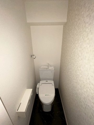 トイレ　落ち着いた色調のトイレです