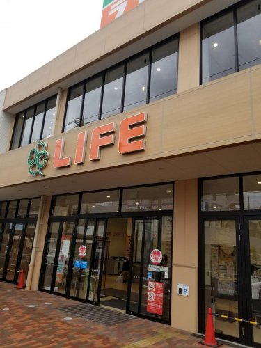 スーパー　ライフ青葉しらとり台店（スーパー）まで376m