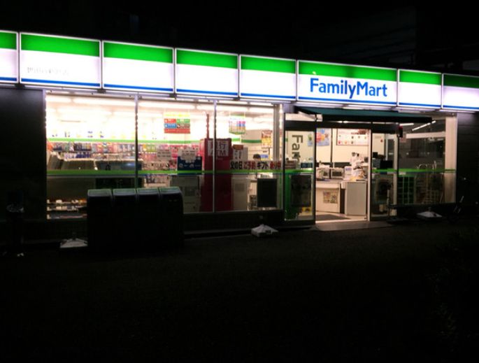 コンビニ　ファミリーマート世田谷新町店（コンビニ）まで126m