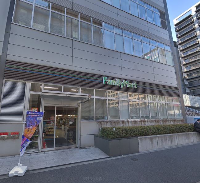 コンビニ　ファミリーマート 新橋五丁目店（コンビニ）まで112m