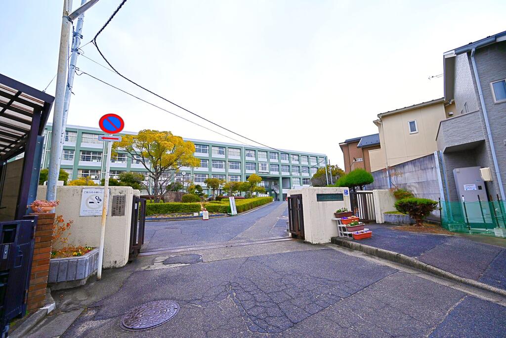 中学校　府中町立府中緑ケ丘中学校（中学校）まで1701m