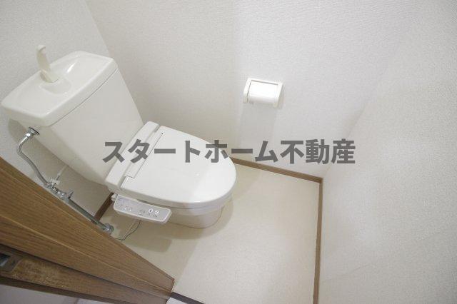 トイレ　落ち着いた色調のトイレです
