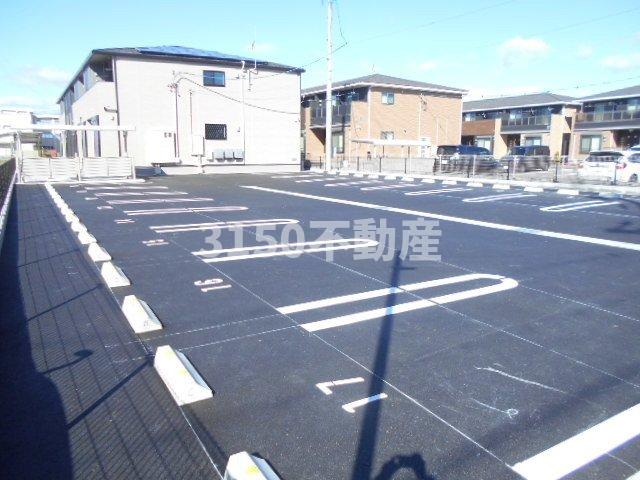 駐車場　駐車場があるので、車を買う予定の方も安心です