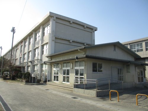 小学校　且格小学校（小学校）まで398m