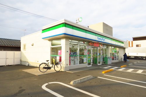 コンビニ　ファミリーマート曙一丁目店（コンビニ）まで554m