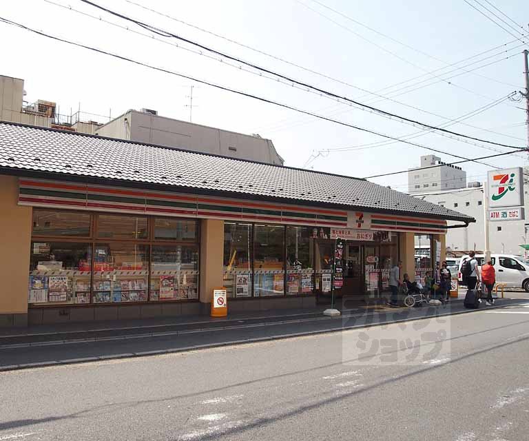 コンビニ　セブンイレブン下京区役所前店（コンビニ）まで400m
