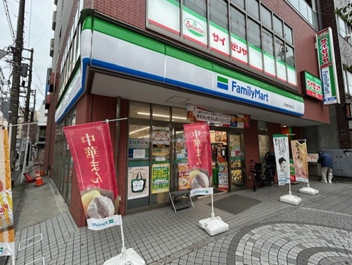 コンビニ　ファミリーマート 京急鶴見駅前店（コンビニ）まで136m