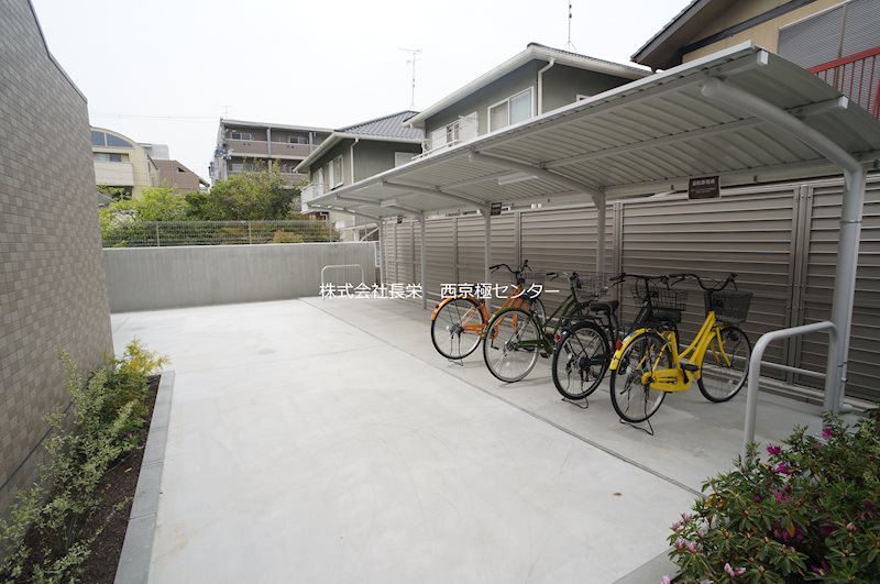 駐車場　●各戸自転車１台まで駐輪可。原付不可