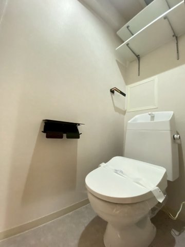 トイレ　温水洗浄便座付きのトイレです♪