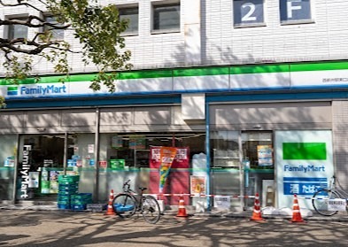 コンビニ　ファミリーマート 西新井駅東口店（コンビニ）まで281m