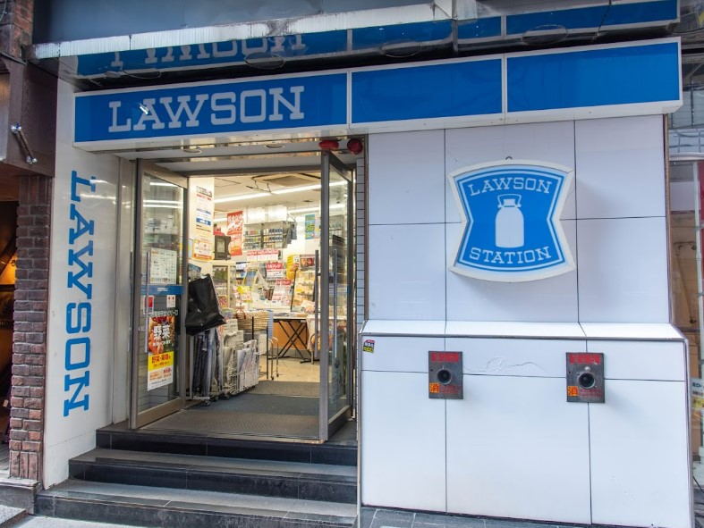 コンビニ　ローソン 北千住駅西口店（コンビニ）まで829m