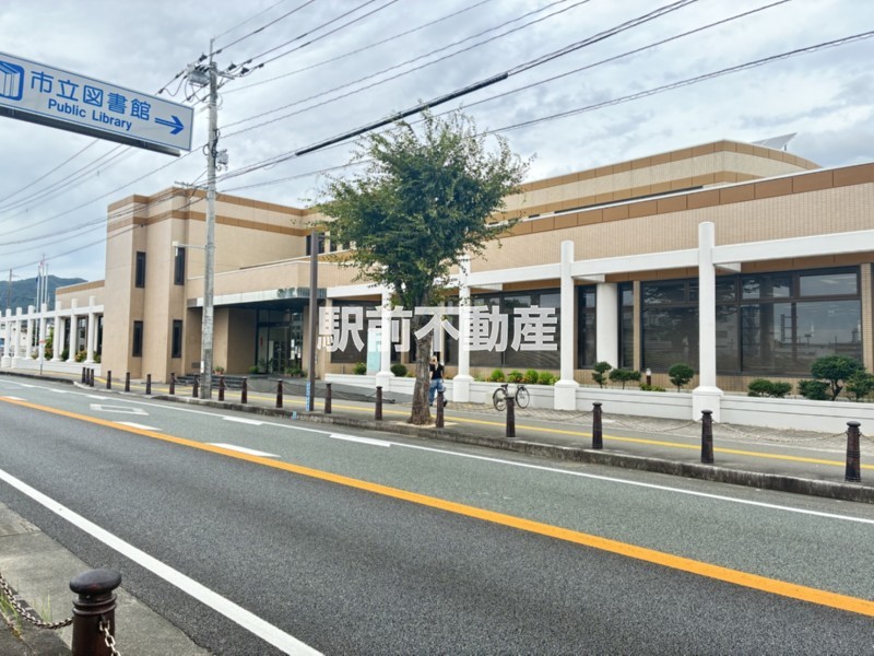 その他　鳥栖市立図書館（その他）まで900m