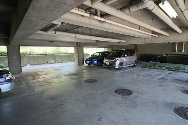 駐車場　建物下駐車場