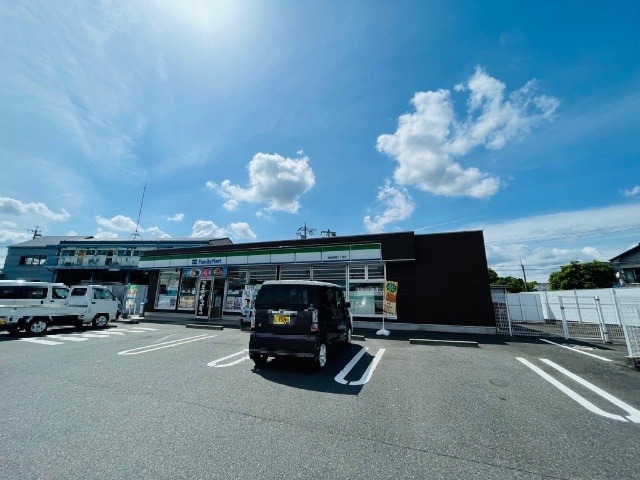 コンビニ　ファミリーマート鈴鹿須賀三丁目店（コンビニ）まで146m