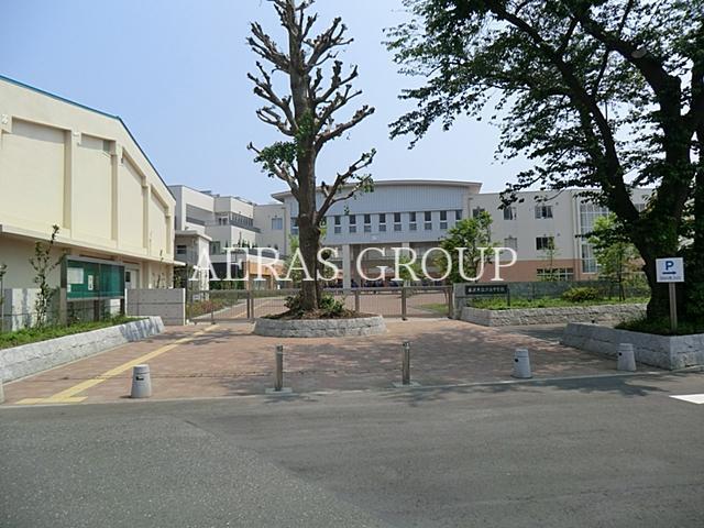 中学校　藤沢市立六会中学校（中学校）まで1097m