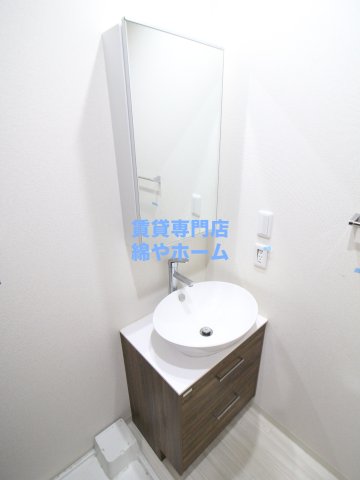 洗面設備　独立洗面化粧台が付いています